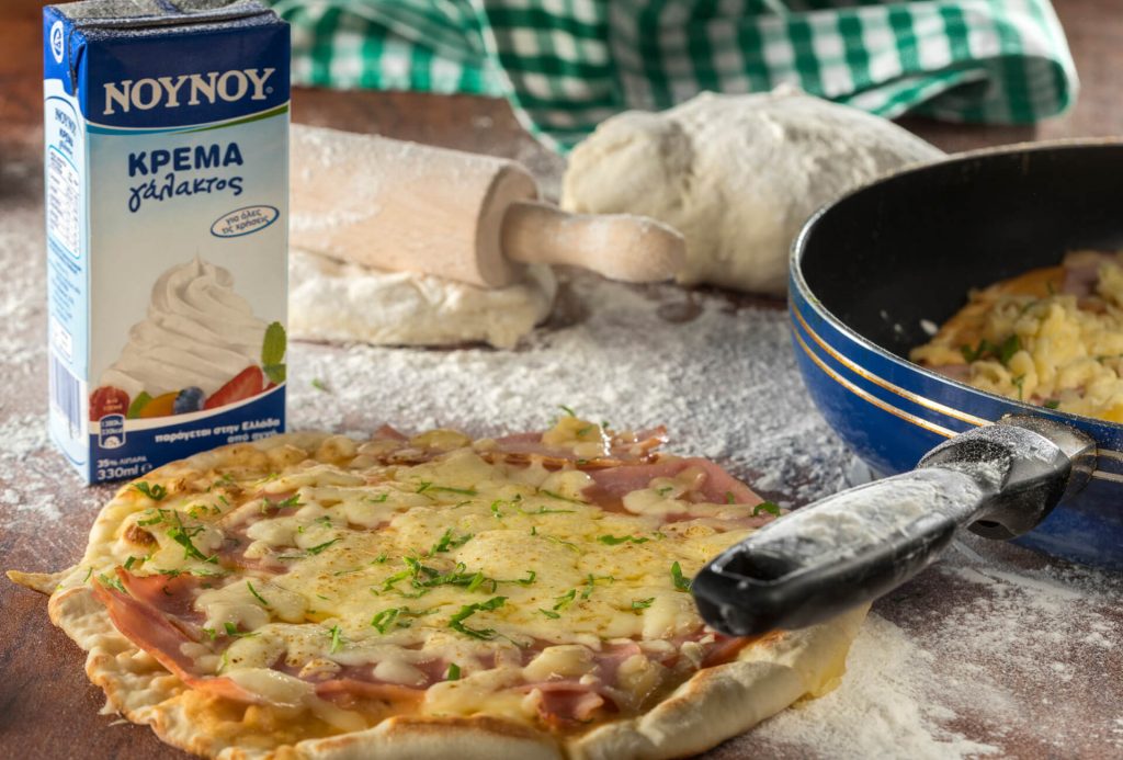 Pizza με κρέμα παρμεζάνας με ζαμπόν & μπέικον